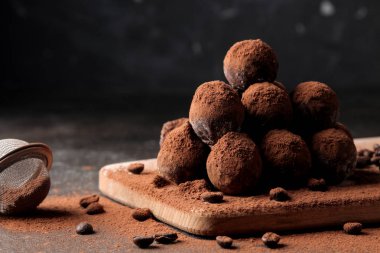 çeşitli çikolatalar. şeker topları çikolata koyu arka plan üzerinde farklı türde. Kakao ve kahve fasulye