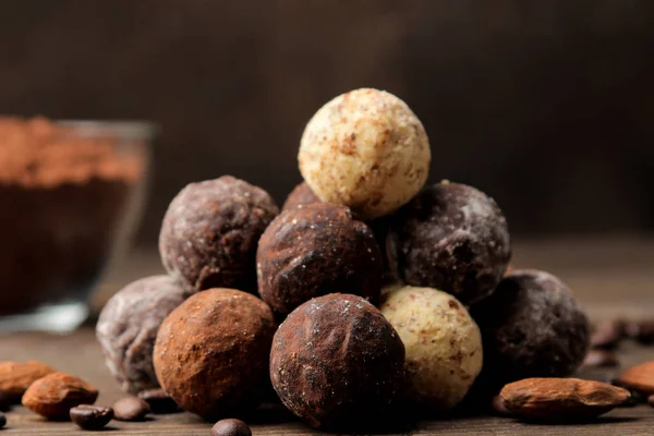 Chocolates Variados Bolas Doces Diferentes Tipos Chocolate Uma Mesa Madeira — Fotografia de Stock