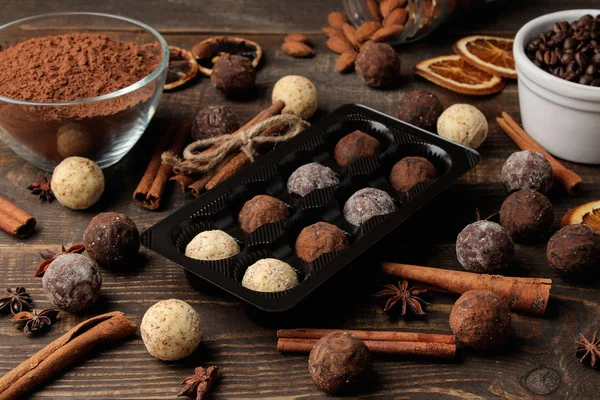 Chocolates Variados Bolas Doces Diferentes Tipos Chocolate Uma Mesa Madeira — Fotografia de Stock