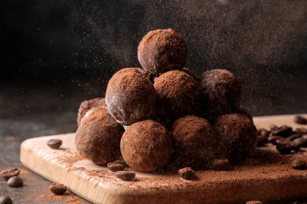 Cioccolatini Assortiti Palline Caramelle Diversi Tipi Cioccolato Uno Sfondo Scuro — Foto Stock