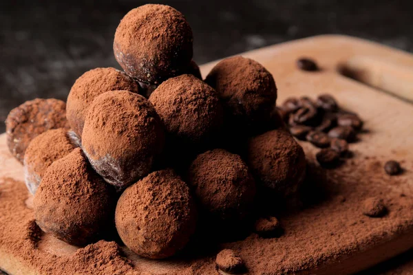 Chocolates Variados Bolas Doces Diferentes Tipos Chocolate Fundo Escuro Grãos — Fotografia de Stock