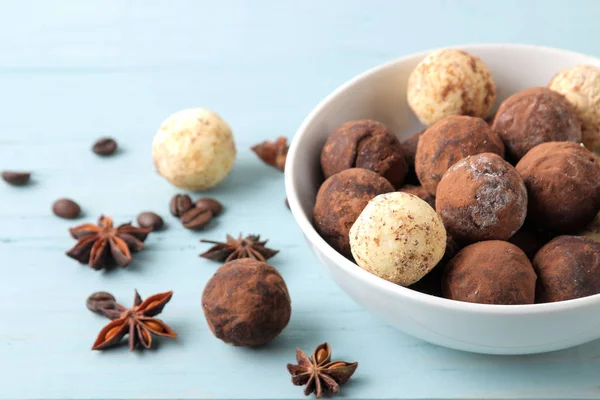 Cioccolatini Assortiti Palline Caramelle Diversi Tipi Cioccolato Tavolo Legno Blu — Foto Stock