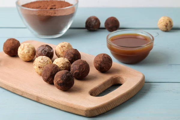 Chocolates Variados Bolas Doces Diferentes Tipos Chocolate Uma Tábua Madeira — Fotografia de Stock