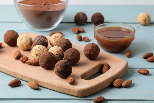 Cioccolatini Assortiti Palline Caramelle Diversi Tipi Cioccolato Una Tavola Legno — Foto Stock