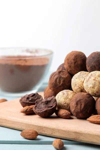 Chocolates Variados Bolas Doces Diferentes Tipos Chocolate Uma Tábua Madeira — Fotografia de Stock
