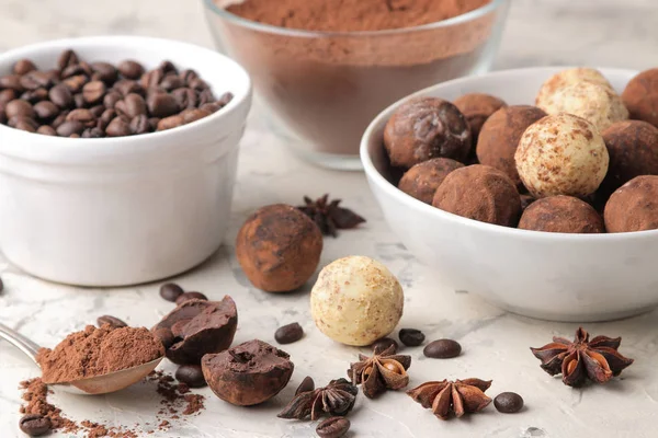 Chocolates Variados Bolas Doces Diferentes Tipos Chocolate Fundo Concreto Leve — Fotografia de Stock