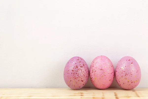 Wielkanoc Różowe Jaja Wielkanocne Naturalnym Drewnianym Stole Wesołych Świąt Wakacje — Zdjęcie stockowe
