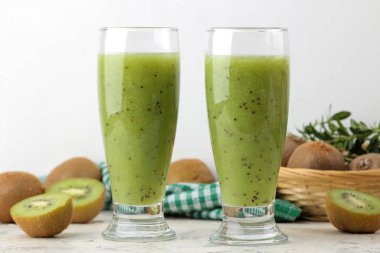 Bir bardak taze kivi dilimleri mermer masa lambası yanındaki kivi smoothies. meyve içki.