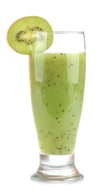 Bir bardak taze kivi dilimleri beyaz izole zemin üzerine yanındaki kivi smoothies. meyve içki.