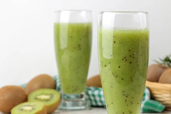 Smoothie Kiwi Szklance Obok Kiwi Świeże Plastry Stół Marmurowy Napój — Zdjęcie stockowe