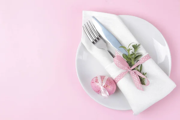 复活节 粉红色的复活节彩蛋和盘子 刀叉在一个时髦的粉红色的背景 复活节餐桌设置 复活节快乐 顶视图 — 图库照片
