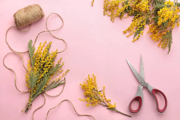 Güzel Buket Sarı Mimoza Çiçek Trendy Bir Pembe Bir Ipe — Stok fotoğraf