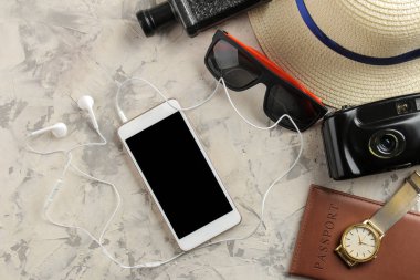 Seyahat kavram Smartphone, pasaport, harita, fotoğraf odası ve hafif bir beton zemin üzerine güneş gözlüğü. Üstten Görünüm