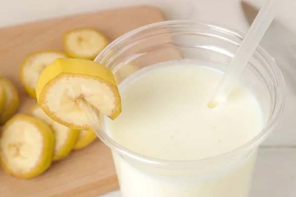 Het Maken Van Een Milkshake Plastic Wegwerp Glas Met Een — Stockfoto