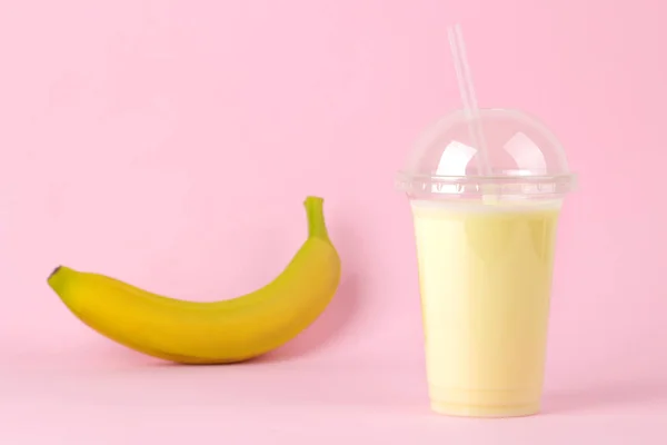 Einen Milchshake Machen Ein Einwegglas Aus Kunststoff Mit Einem Bananen — Stockfoto
