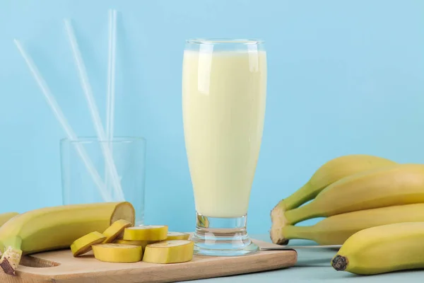 Vaso Con Batido Plátano Plátano Fresco Sobre Fondo Azul Hacer —  Fotos de Stock