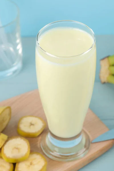 Een Glas Met Een Banaan Milkshake Een Verse Banaan Een — Stockfoto