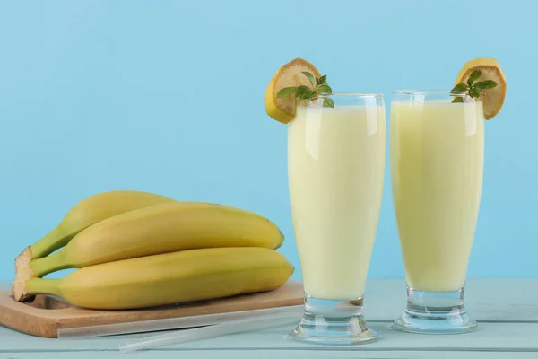 Ένα Ποτήρι Ένα Milkshake Μπανάνα Και Μια Φρέσκια Μπανάνα Μπλε — Φωτογραφία Αρχείου