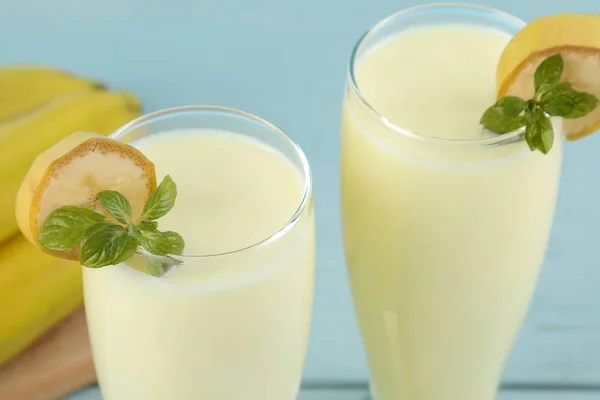 Copo Com Batido Banana Uma Banana Fresca Sobre Fundo Azul — Fotografia de Stock