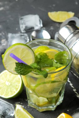 Mojito cam cam aksesuarları karanlık bir beton zemin üzerine bar ve limon, nane ve limon ile kokteyl. bir mojito yapmak.