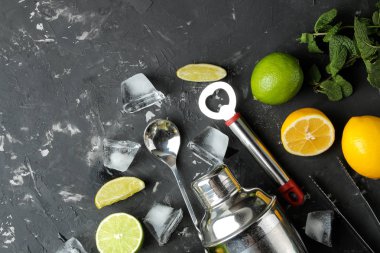 Mojito cam cam aksesuarları karanlık bir beton zemin üzerine bar ve limon, nane ve limon ile kokteyl. pişirme mojito. Üstten Görünüm. Ücretsiz yer
