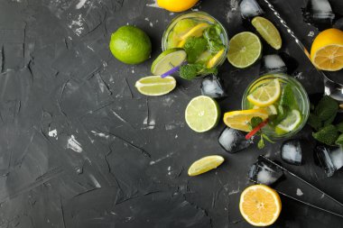 Mojito cam cam aksesuarları karanlık bir beton zemin üzerine bar ve limon, nane ve limon ile kokteyl. pişirme mojito. Üstten Görünüm. Ücretsiz yer