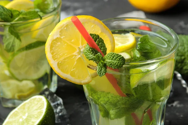 Cóctel Mojito Vaso Cristal Con Accesorios Lima Menta Limón Barra — Foto de Stock