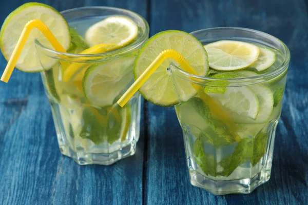 Mojito Koktejl Skla Skla Limetkou Máta Citron Modré Dřevěný Stůl — Stock fotografie