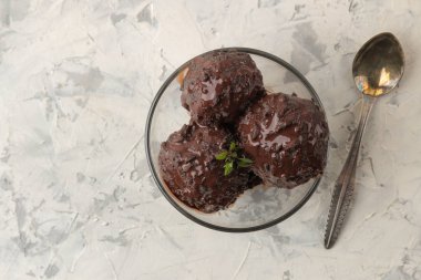 Sıvı hafif bir beton zemin üzerinde çikolata ile Çikolatalı dondurma. Üstten Görünüm