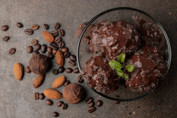 Sorvete Chocolate Com Chocolate Líquido Com Amêndoas Grãos Café Fundo — Fotografia de Stock