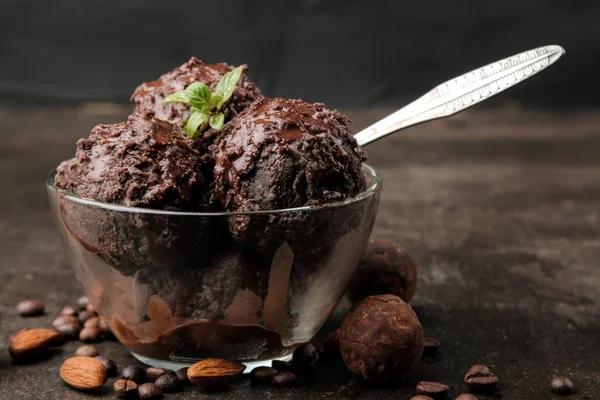 Sorvete Chocolate Com Chocolate Líquido Com Amêndoas Grãos Café Fundo — Fotografia de Stock