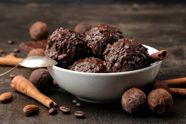 막대기와 어두운 배경에 초콜릿 초콜릿 아이스크림 — 스톡 사진