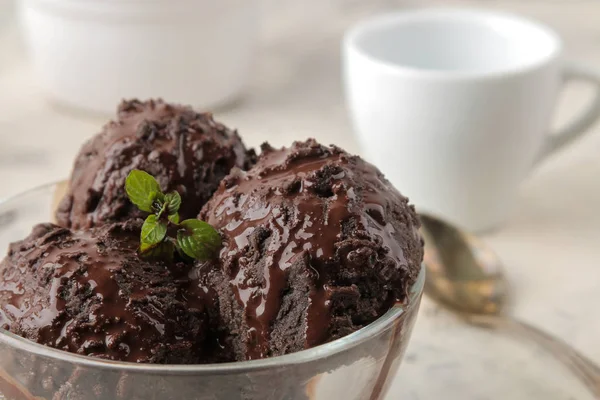 Шоколадне Морозиво Рідким Шоколадом Світлому Бетонному Фоні — стокове фото
