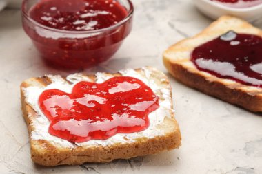 tost reçelli. beton masa lambası kırmızı reçelli kızarmış gevrek tost. Kahvaltı. yakın çekim