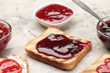 tost reçelli. beton masa lambası kırmızı reçelli kızarmış gevrek tost. Kahvaltı. yakın çekim