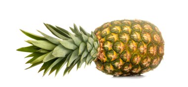 Beyaz izole arka plan üzerinde büyük taze olgun meyve ananas. meyve, yaz.