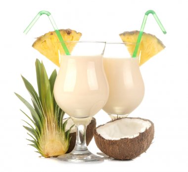 Kokteyl Pina Colada. Hindistan cevizi sütü ve ananas suyu ile Pina Colada ferahlatıcı yaz alkollü kokteyl. yaz içkisi. kokteyl hazırlığı. beyaz izole arka plan üzerinde