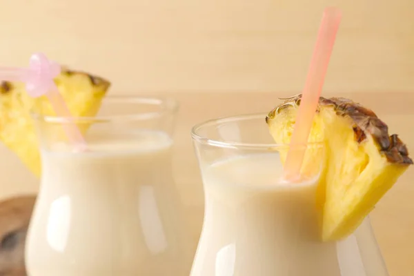 Koktajl Pina Colada Pina Colada Orzeźwiający Letni Koktajl Alkoholowy Mlekiem — Zdjęcie stockowe