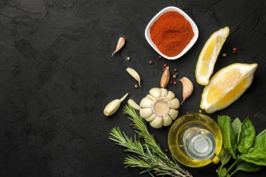 otlar ve baharatlar. grafit siyah arka plan üzerinde çeşitli baharatlar, otlar ve baharatlar. üst görünüm. metin için yer. boş alan