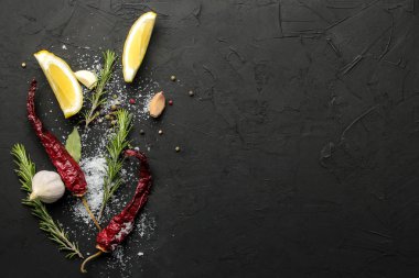 otlar ve baharatlar. grafit siyah arka plan üzerinde çeşitli baharatlar, otlar ve baharatlar. üst görünüm. metin için yer. boş alan