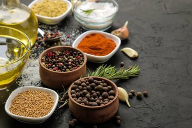 otlar ve baharatlar. grafit siyah arka plan üzerinde çeşitli baharatlar, otlar ve baharatlar.