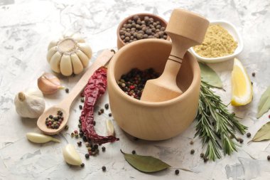 otlar ve baharatlar. hafif beton arka plan üzerinde çeşitli baharatlar, otlar ve baharatlar.