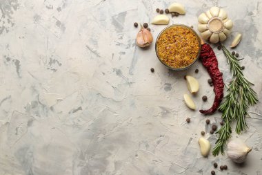 otlar ve baharatlar. hafif beton arka plan üzerinde çeşitli baharatlar, otlar ve baharatlar. üst görünüm. metin için yer. boş alan