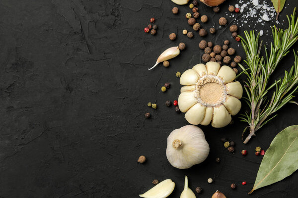 травы и специи. различные приправы, травы и специи на графитовом черном фоне. вид сверху. место для смс. свободное место
