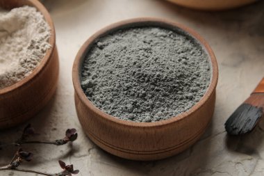 Kozmetik kil. hafif bir arka plan üzerinde kil yüz maskesi. kil farklı türleri. kozmetik işlemler için doğal kozmetik. Güzellik konsepti.