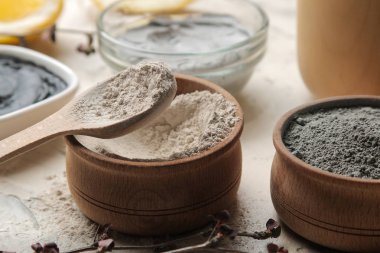 Kozmetik kil. hafif bir arka plan üzerinde kil yüz maskesi. kil farklı türleri. kozmetik işlemler için doğal kozmetik. Güzellik konsepti.