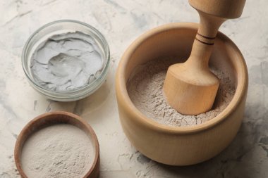 Kozmetik kil. hafif bir arka plan üzerinde kil yüz maskesi. kil farklı türleri. kozmetik işlemler için doğal kozmetik. Güzellik konsepti.