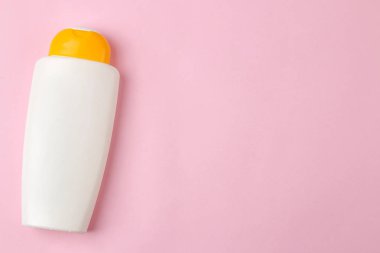 Parlak pembe arka planda güneş kremi. Yaz. Tatil. üst görünüm. metin için alan