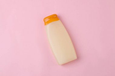 Parlak pembe arka planda güneş kremi. Yaz. Tatil. Güneş koruması. üst görünüm.