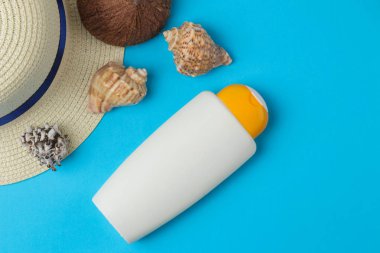 Güneş. parlak mavi arka plan üzerinde çeşitli güneş kremleri ve plaj aksesuarları. Yaz. Tatil. Güneş koruması. üst görünüm